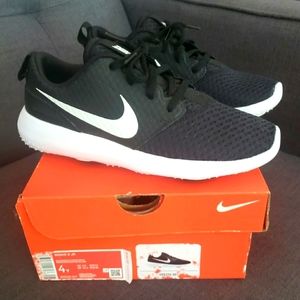 Nike Boys size 4 Golf Shoes Roshe G Jr